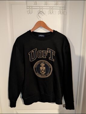 ⭐3 For $20 ⭐ UofT Black Crewneck Sweatshirt With Gold Logo